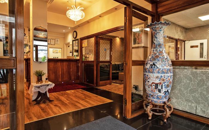 OYO The Waverley Hotel