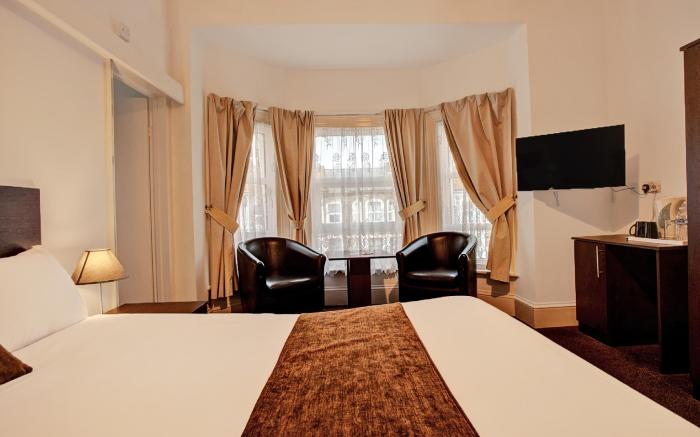 OYO The Waverley Hotel
