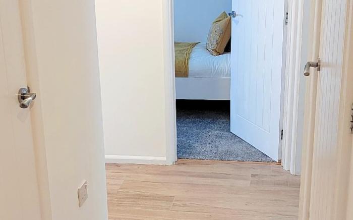 Modern 2 BR Apartment near Town