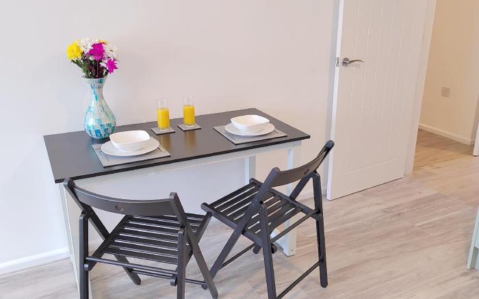 Modern 2 BR Apartment near Town