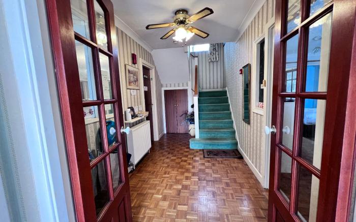 All Seasons Gatwick Guest House