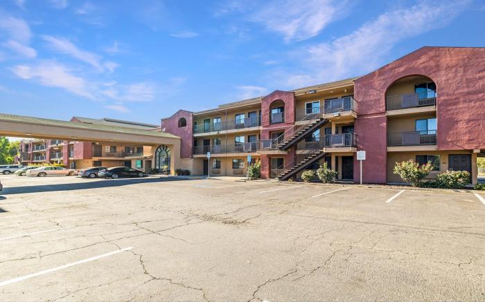 Budget Inn & Suites