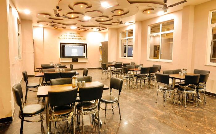 Hotel Kaaynat Mahal 25 Mtrs from Dargah