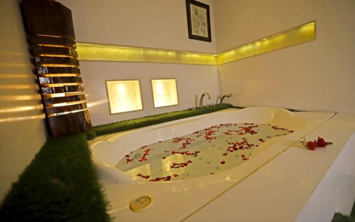 The Amaltas Villa (amidst the wild)