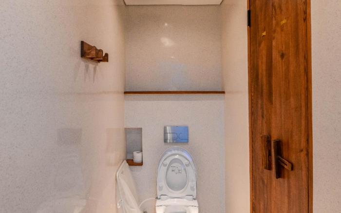 Resident Hotel Truong Cong Giai Sanrotini DLX 03