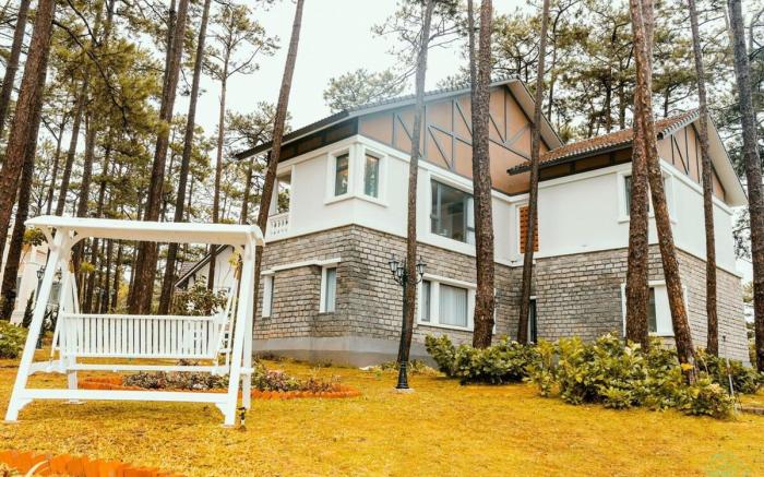 Vintage Villa (4br) surrounded by pine trees