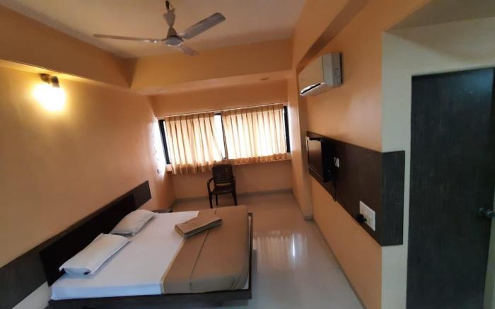 Sugandha Lodge, Solapur