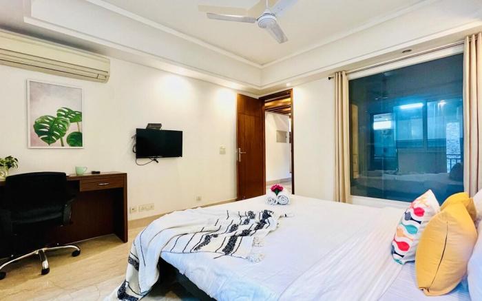 BluO 3BHK M Block Mkt - Lift, Balcony, Parking