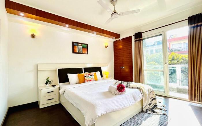 BluO 3BHK M Block Mkt - Lift, Balcony, Parking