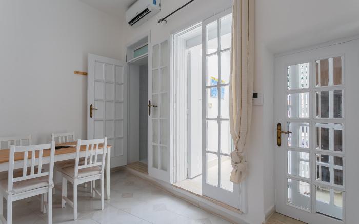 Casa Bianca bnb. Big Terrace! 10min Airport, Beach
