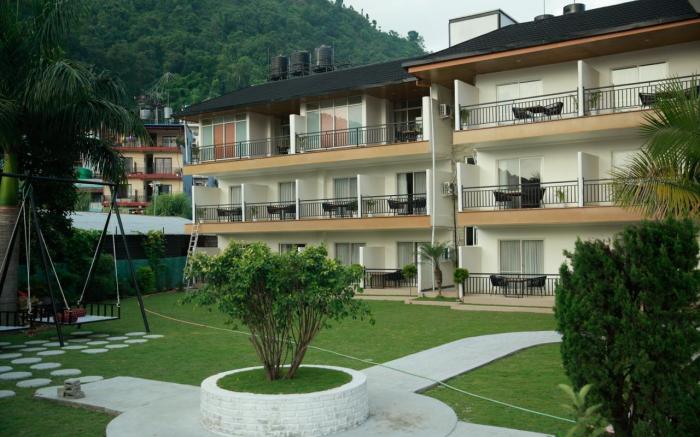 Majestic Lakefront Hotel & Suites