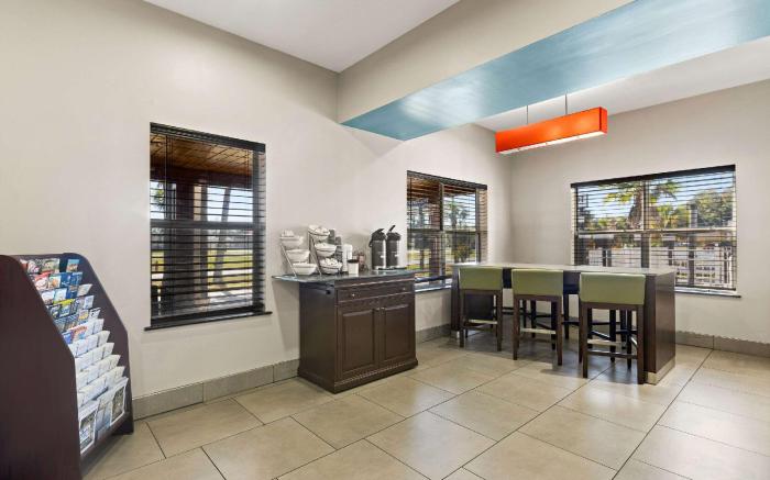 Country Inn & Suites by Radisson, Hinesville, GA