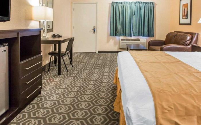 Rodeway Inn & Suites Colton-Riverside