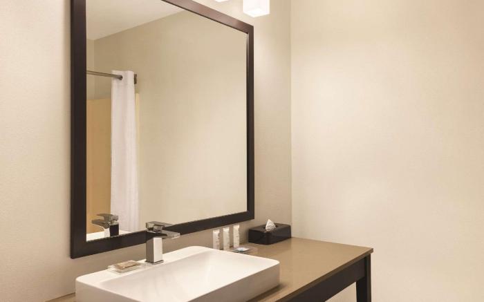 Country Inn & Suites by Radisson, Forest Lake, MN