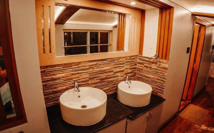 Venice Premium Houseboats Alleppey
