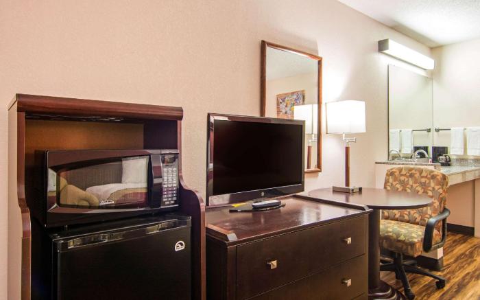 Econo Lodge Madison Airport