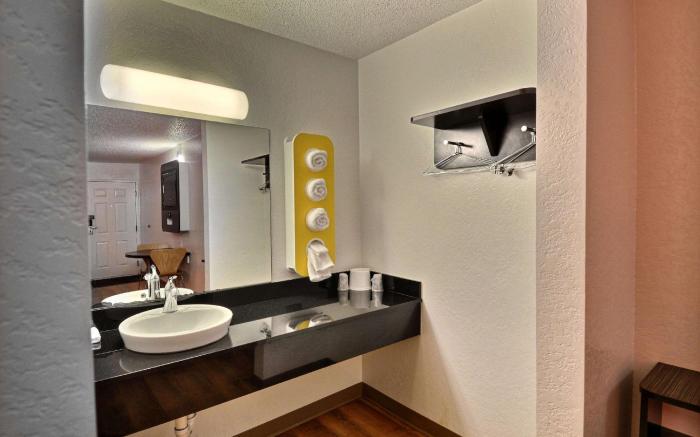 Motel 6 Tewksbury, MA - Boston