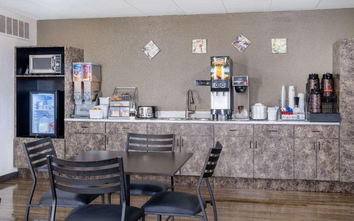 Super 8 By Wyndham Owatonna