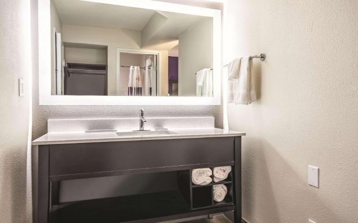 La Quinta Inn & Suites by Wyndham Hartford - Bradley Airport