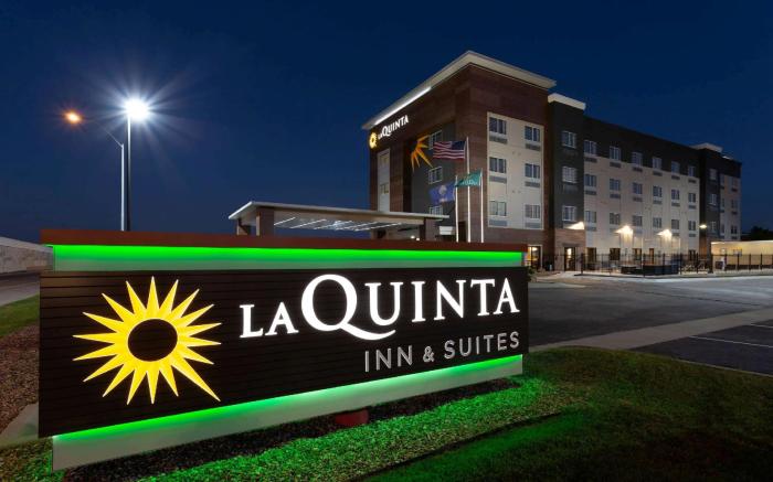 La Quinta Inn & Suites by Wyndham Wichita Airport