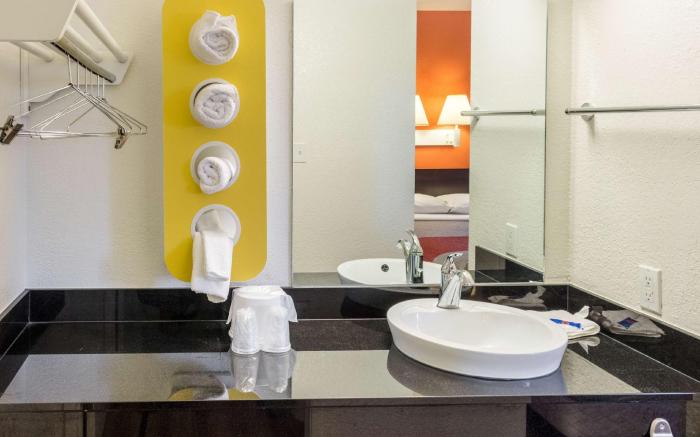 Motel 6 Bakersfield, CA - East