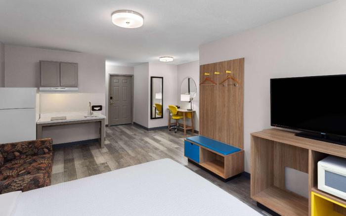 Days Inn & Suites by Wyndham Sellersburg