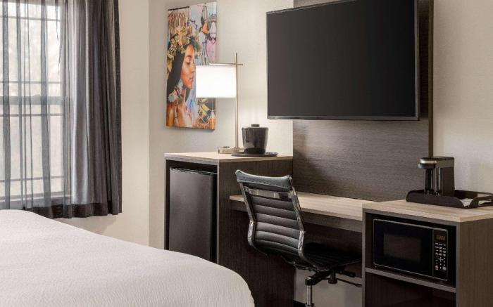 La Quinta Inn & Suites by Wyndham Lake George
