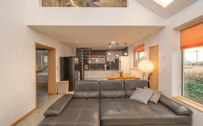 D-Tong Aewol Jungsan Valley Saebyeol Oreum Sea View, Duplex, Beautiful Private House with Garden