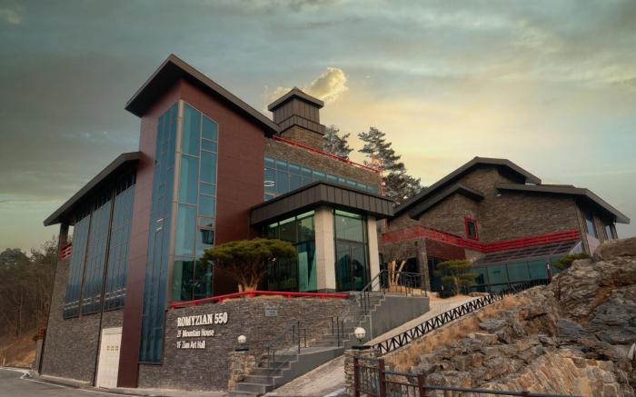 RomyZian Garden Mountain House