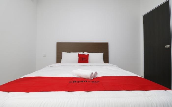 RedDoorz Plus near Kepri Mall