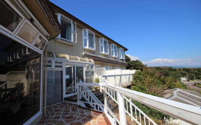 hotel cliff-side
