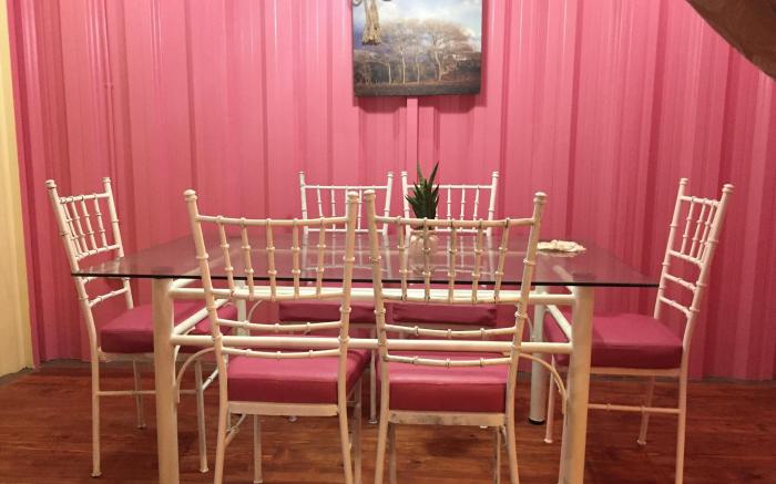 Queens Strawberry Farm Pink Room