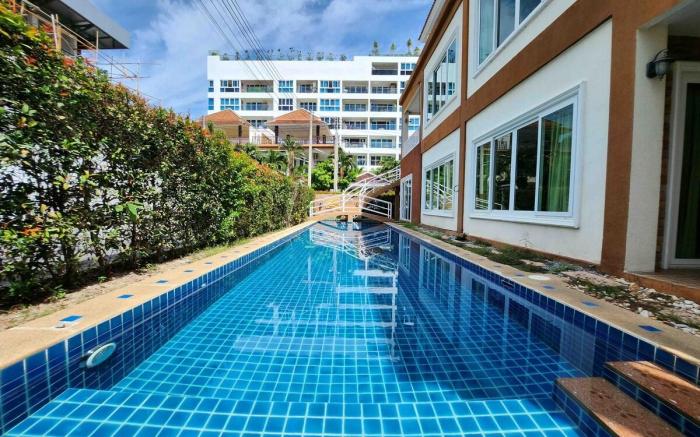 Downtown 6-bedroom pool villa, near the beach
