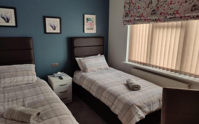 Apple House Wembley Twin Room shared bathroom