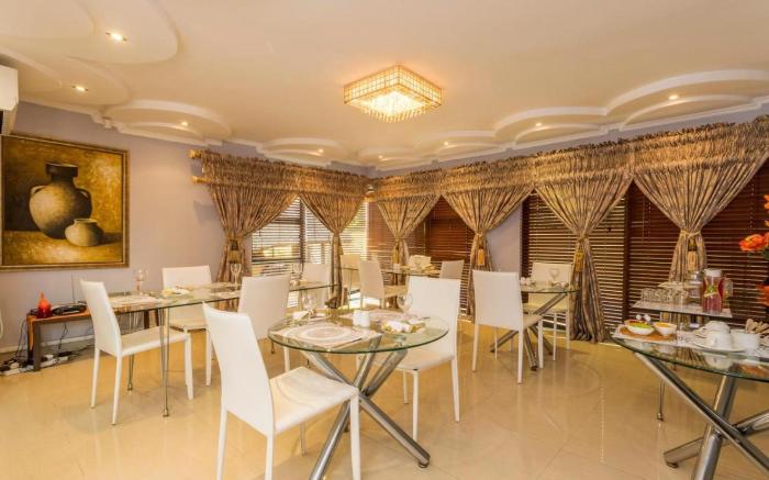 Ezulwini Guest House - Queen Room with Balcony for 2 guests in Ballito