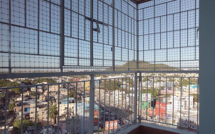 Luxury/Posh 3 BR Apt Airport Take off Landing View