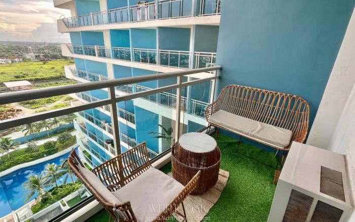 White Oak: Minimalist Studio for Couples with PS4