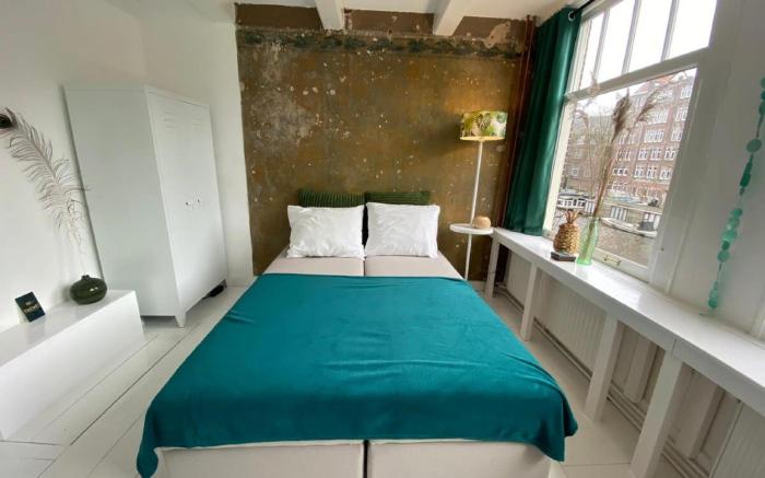 Centrally located house with Canal View