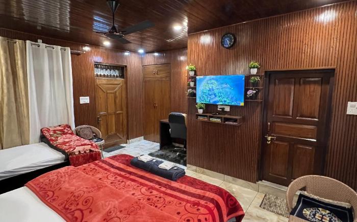Gayatri Niwas Luxury Room - Lake Mountain View