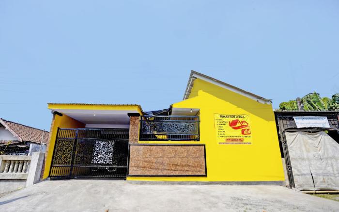 OYO Life 92920 Rumah Kost Azca