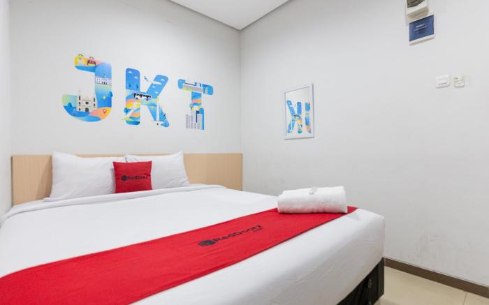 RedDoorz Plus Syariah near Mall Pondok Indah