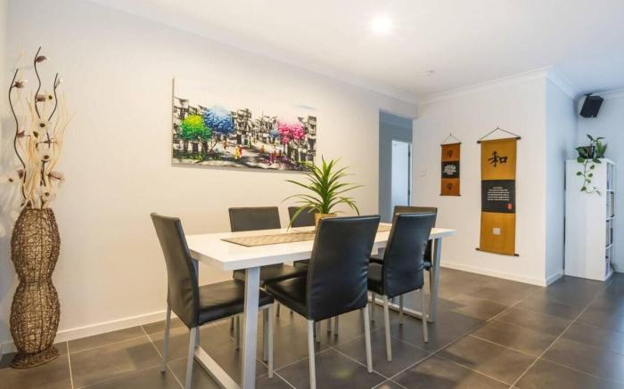 Charming 3BR House in the Heart of Dakabin