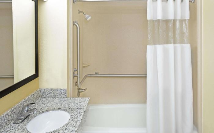 Days Inn by Wyndham Columbus-North Fort Moore