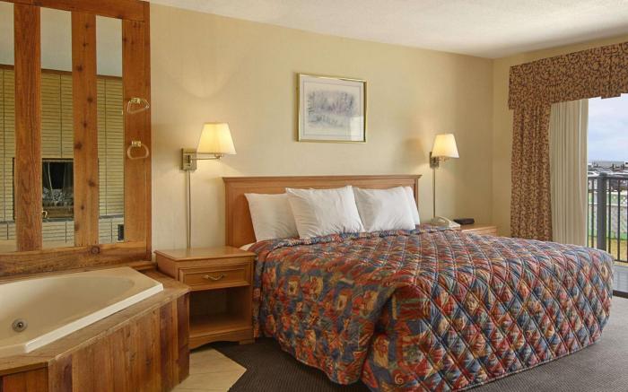 Days Inn by Wyndham Mackinaw City - Lakeview
