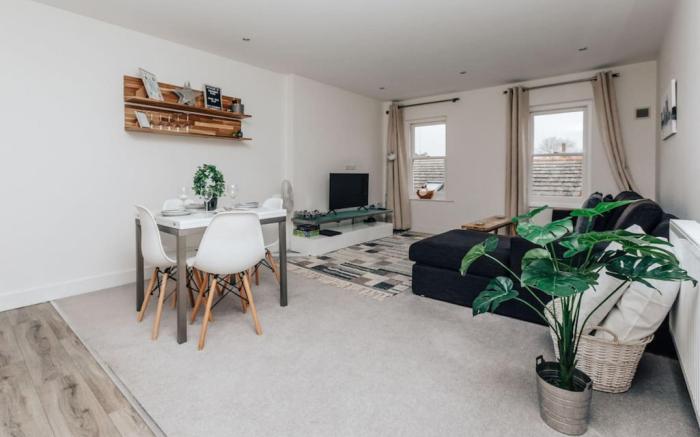 Central Modern Flat, Sleeps 6 - Dedicated Parking - From £125 Per Night