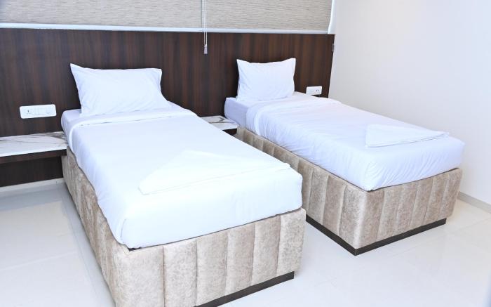GRAND MANOR SUITES