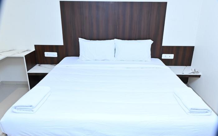 GRAND MANOR SUITES