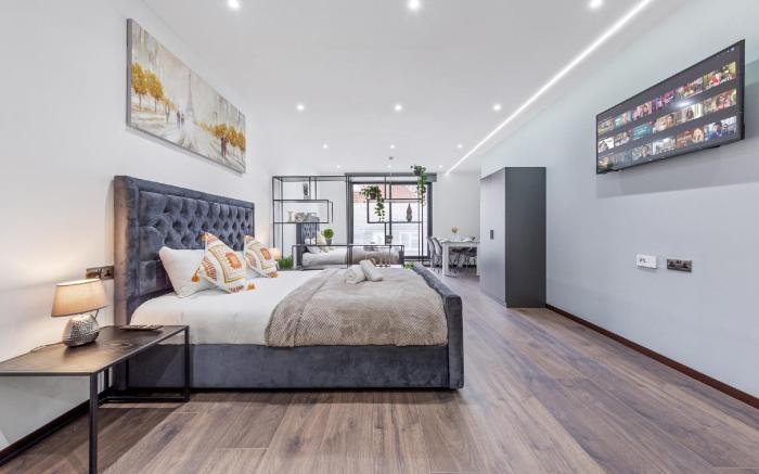 Luxury Sleeps 4 Studio Flat