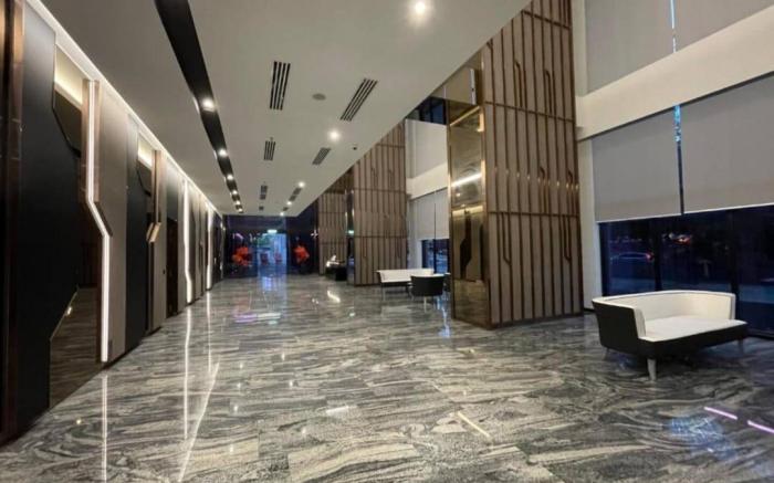 Sky pool 4 star hotel grade stay in i-City 18