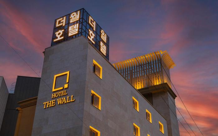 The Wall Hotel
